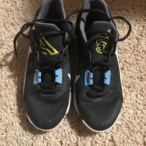 Nike DQ1943-001 Giannis Immortality 2 Black Basketball Shoes Boys size 5